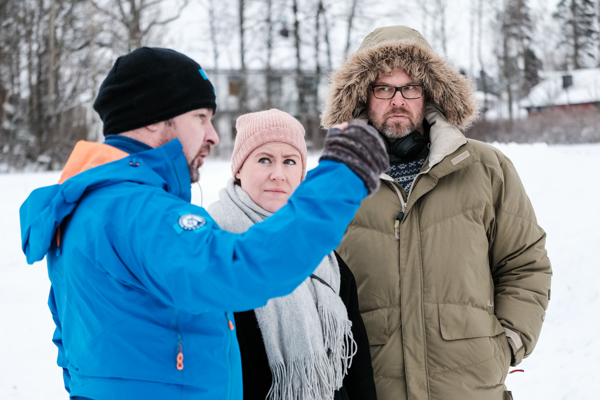 Leder av Justiskomiteen Lene Vågslid og politisk rådgiver Jonas Løvdal følger konsentrert med når de blir forklart redningshundarbeid av Jim Olav Hansen /media/50044/justis-dscf7374.jpg
